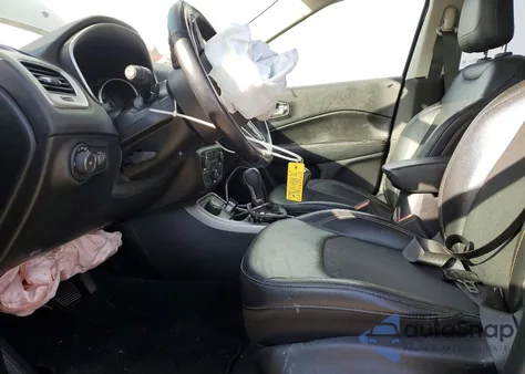 2019 Jeep Compass Latitude z USA, uszkodzony, nr VIN 3C4NJDBB9KT660908